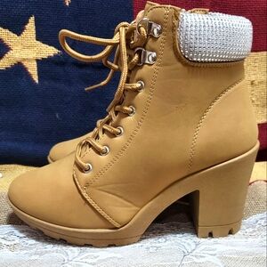 Jiffy brand womans size 7.5 lace up boots